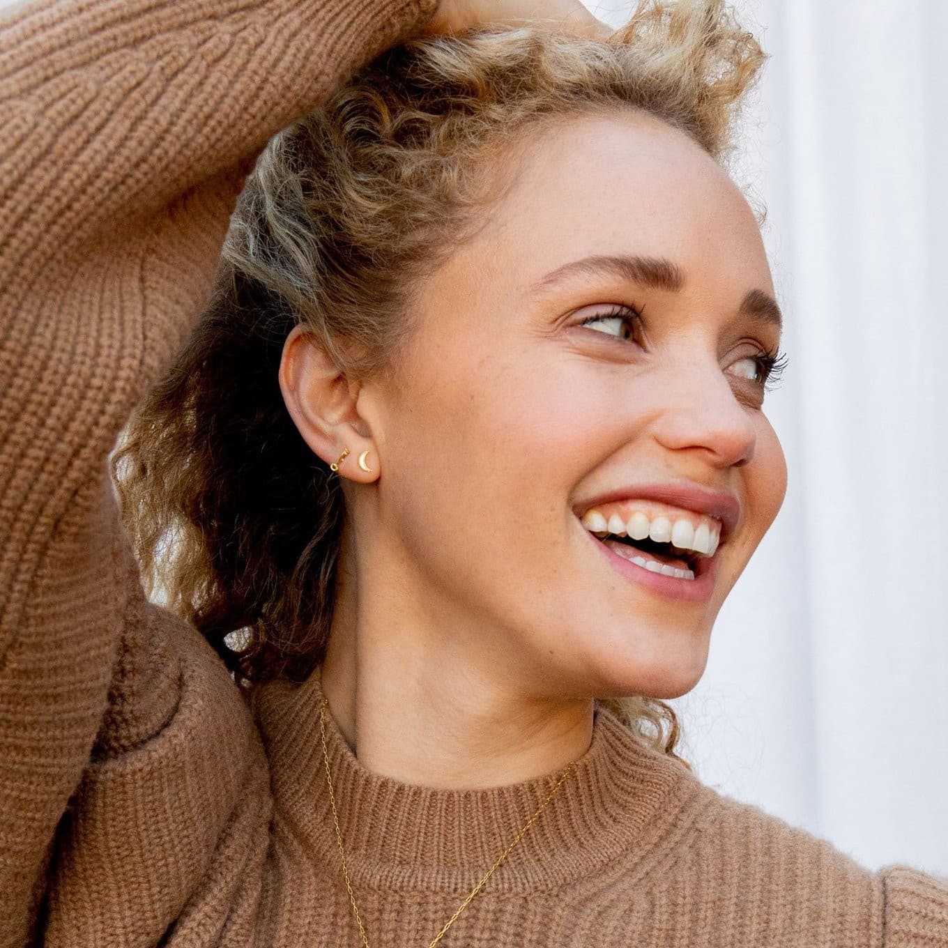 Moon Charm Stud (gold).