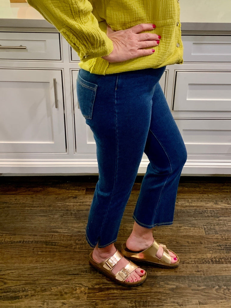Valerie Kick Flare Crop - Mid Wash.