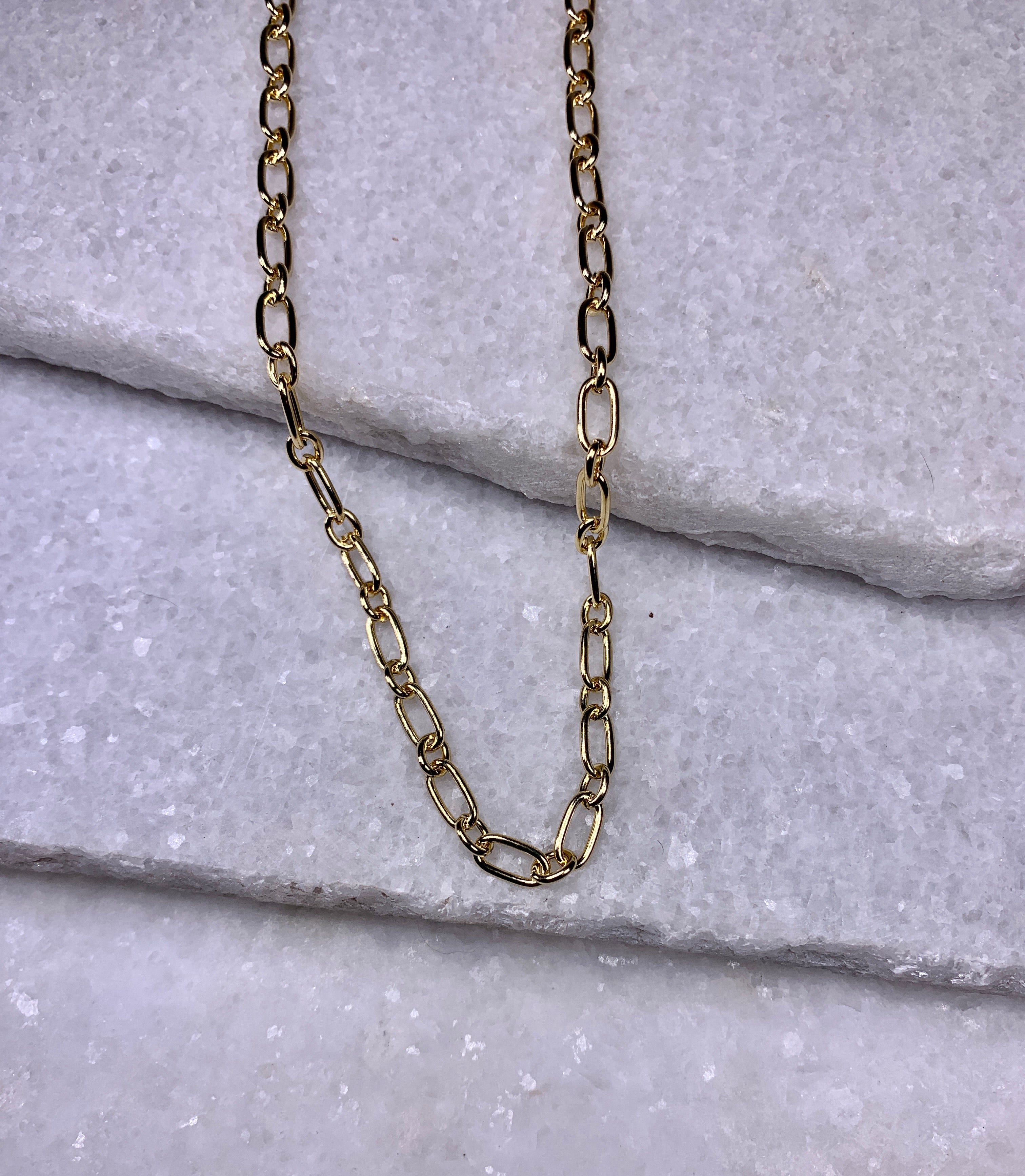 Small Gold 18" Oval Link Chain Necklace.