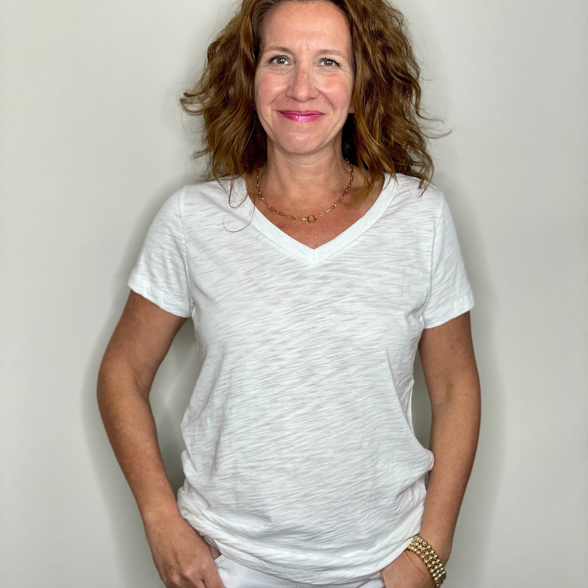 Erin Gray Low-key V Neck Tee in White – CAS curate.admire.style