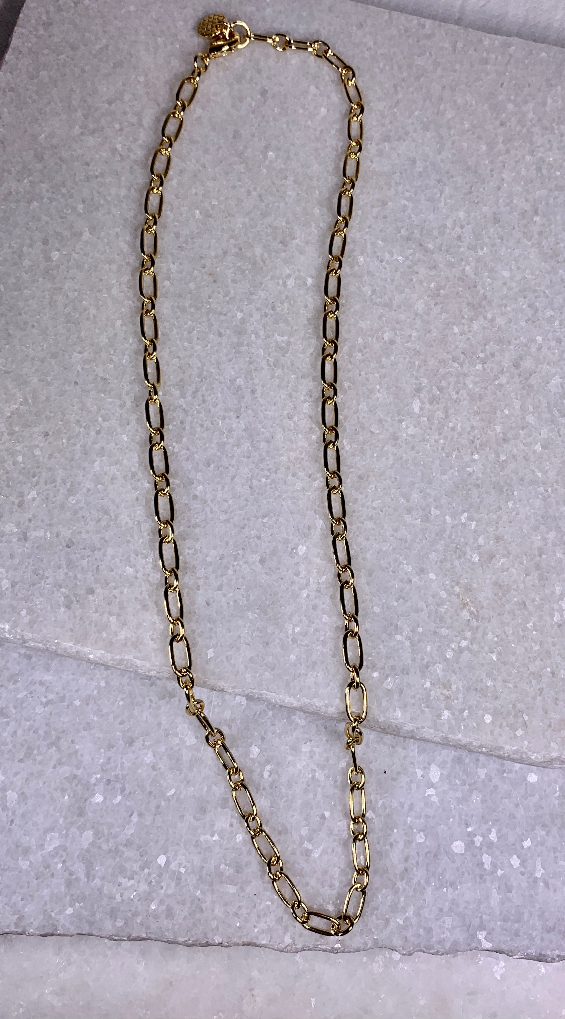 Small Gold 18" Oval Link Chain Necklace.